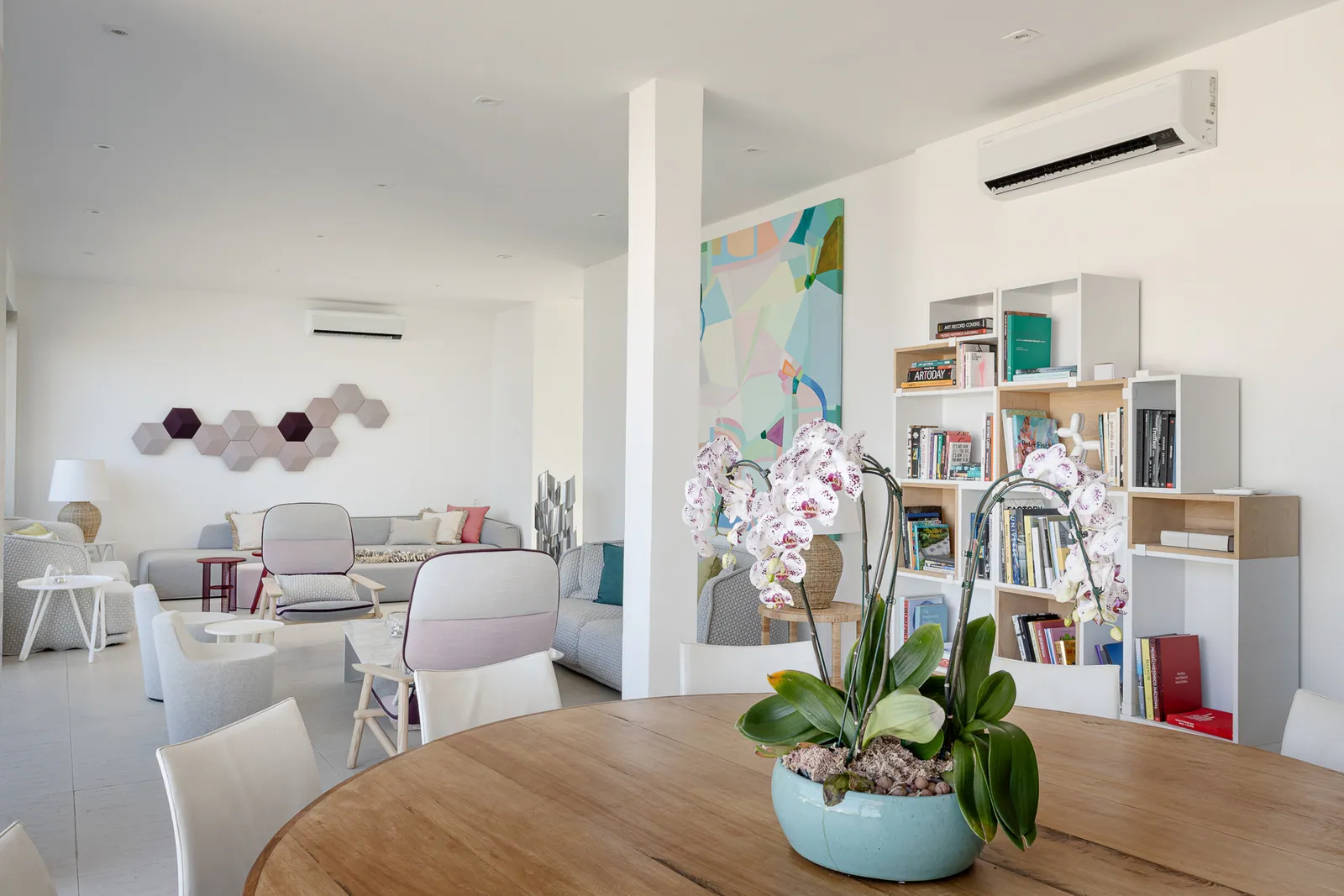 Seating with turquoise cushions beside the breakfast bar
