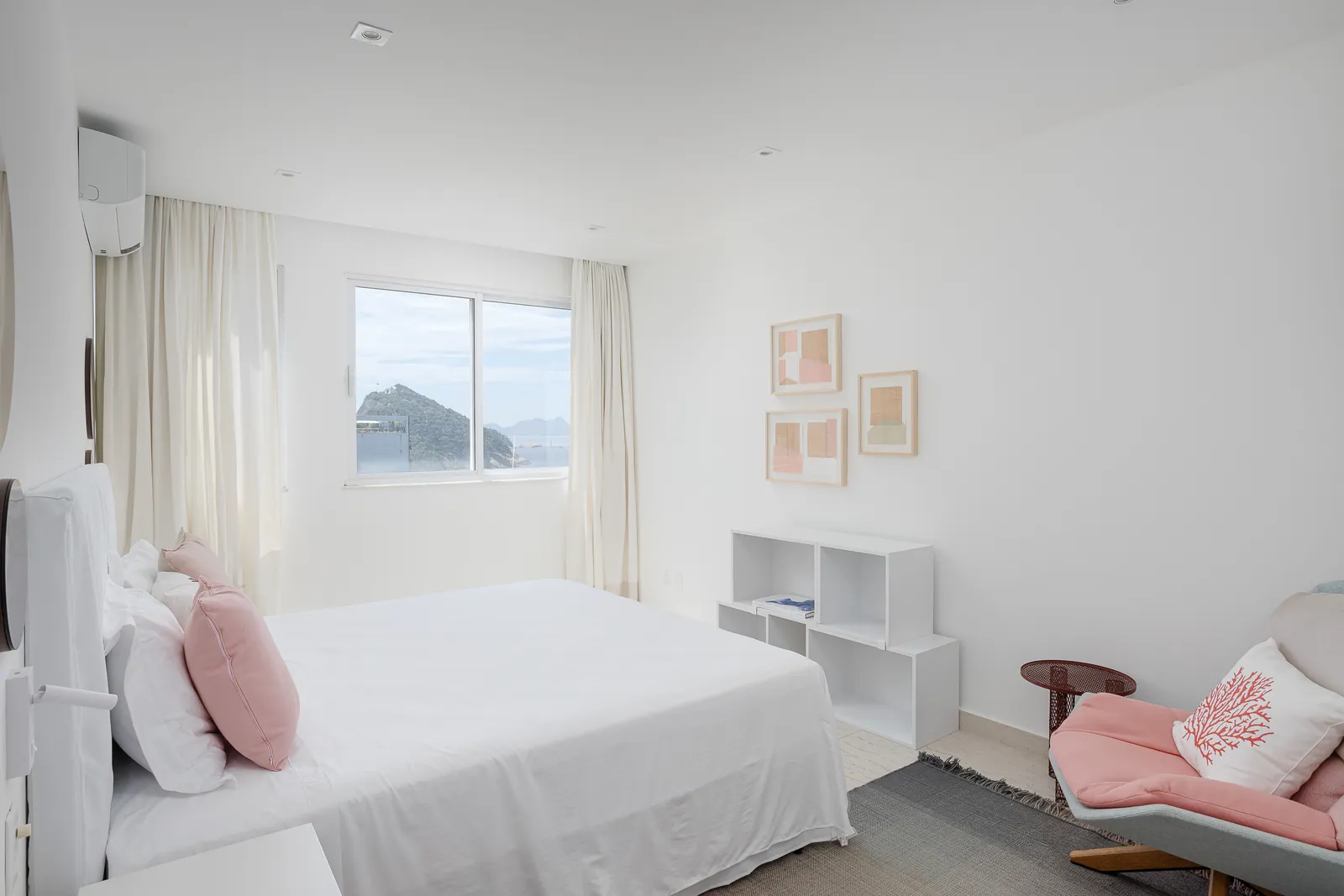 Twin bedroom opening onto the terrace
