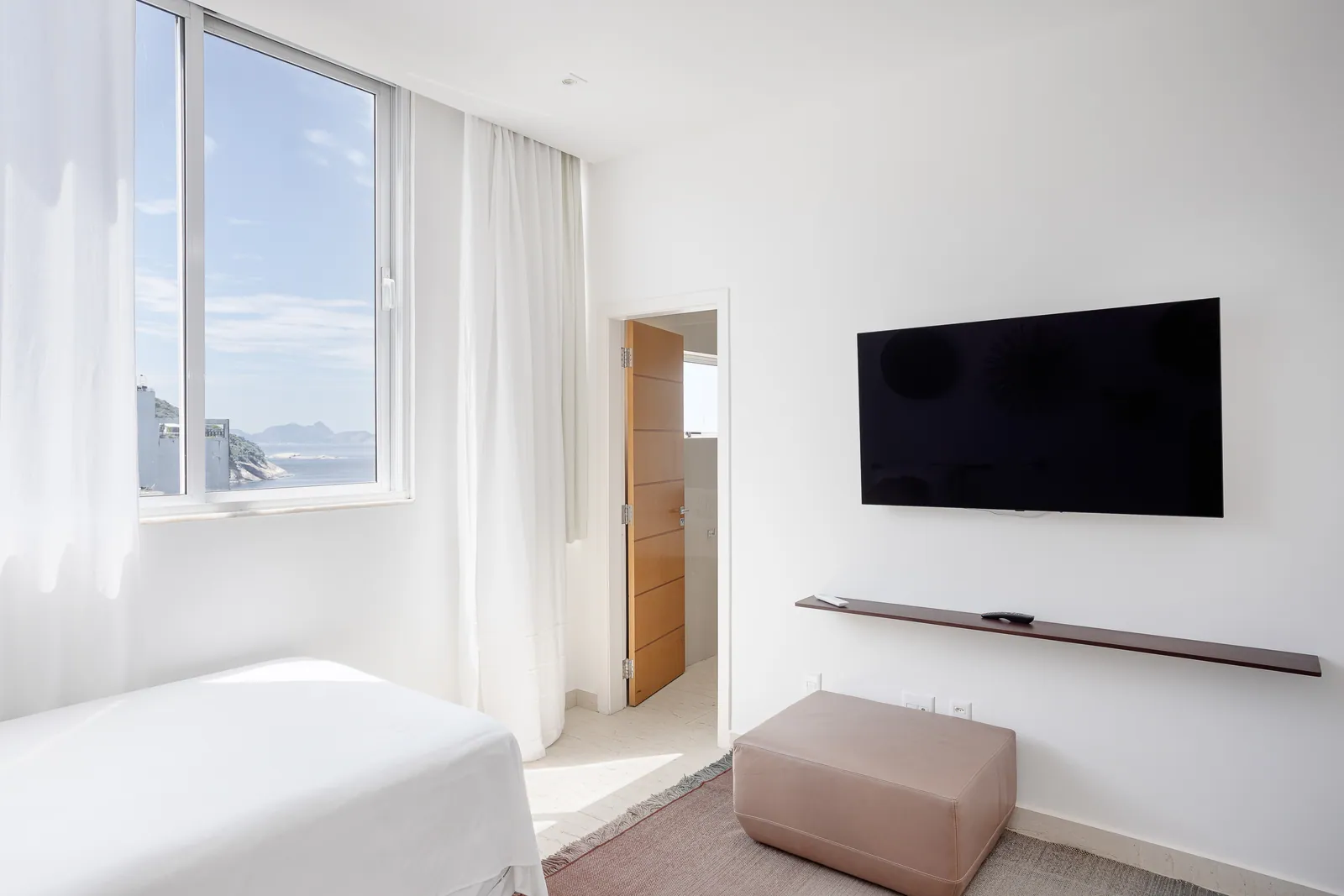 Twin bedroom with woven wall discs